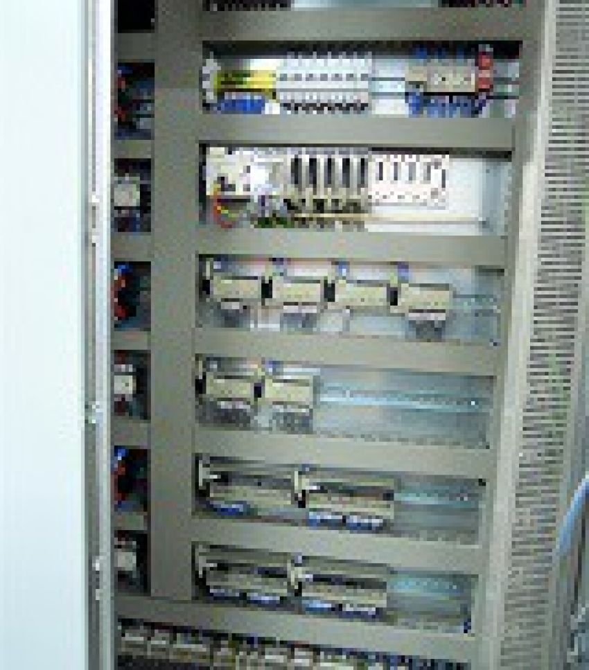 Cumat utiliza soluciones de Rittal para realizar el cableado del cuadro  eléctrico del Teatro OCEC (Omán) | Rittal Disprel - Cajas y armarios para  la industria y las TIC
